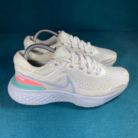 Size 9 - Women’s Nike ZoomX Invincible Run Flyknit Shoes - Picture 3 of 8